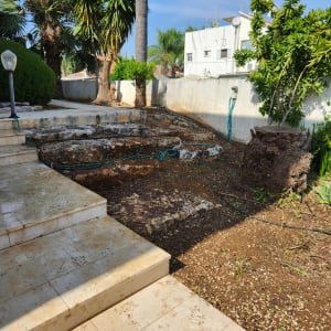 אדמה חשופה עם צינורות השקיה בגינה