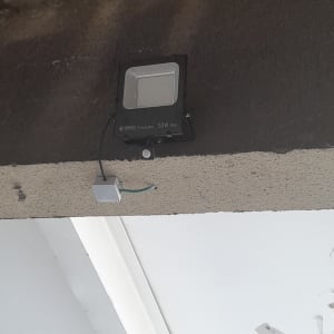 פנס לד מותקן על תקרה עם חוטי חשמל