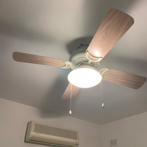 מאוורר תקרה עם תאורה ושני חוטי משיכה