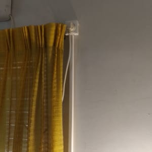 שקע חשמל עם כבל מחובר על קיר לבן