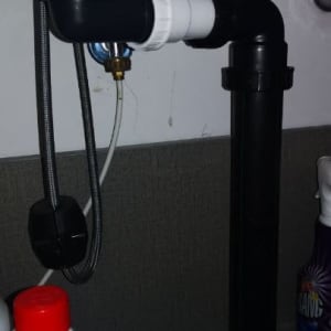 תוצאה של התקנה של ברז מטבח וסיפון עבור מטבח חדש של אביב כהן. חשבונית על התקנת ברז וסיפון. אין סיפון!