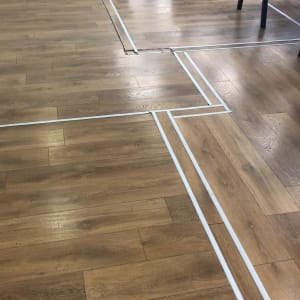 רצפת פרקט עם קווים לבנים במשרד