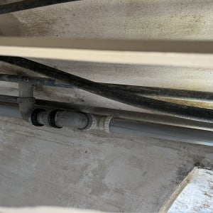 צינורות פלסטיק עם מחברים מתחת לתקרה