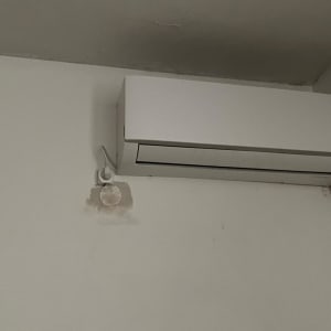 מזגן קיר לבן מותקן על קיר פנימי