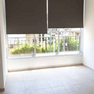 חלון עם תריסים חדשים ורצפה מרוצפת