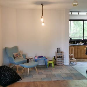 קיר גבס לבן עם מנורה תלויה מהתקרה