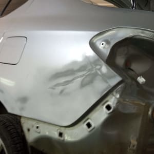 חלק אחורי של רכב עם פגיעת פחחות