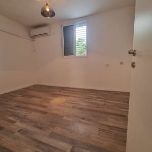 חדר ריק עם רצפת עץ חדשה ותאורה