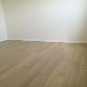 רצפת פרקט עץ בהירה בחדר ריק