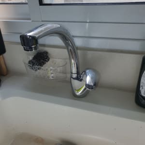 ברז מטבח עם ספוג ניקוי וכרית פלדה