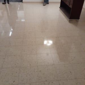 רצפה נקייה ומבריקה עם אנשים ברקע