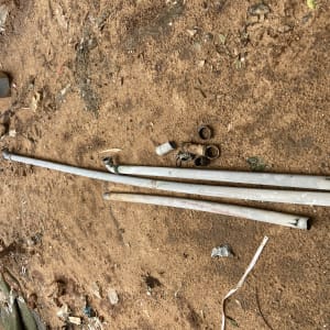 צינורות מתכת וחלקי אינסטלציה על הקרקע