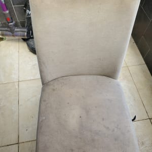 כיסא עם כתמים על הריפוד, מוכן לניקוי