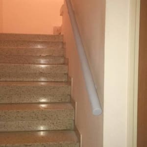 מדרגות עם מעקה צינור לבן בצד ימין