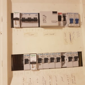 לוח חשמל עם מפסקים ומתגים שונים