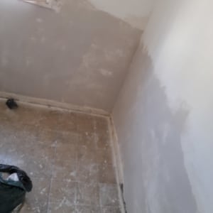 קיר צבוע חלקית בצבע לבן בחדר