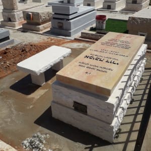 מצבות עם כיתוב בעברית בבית קברות