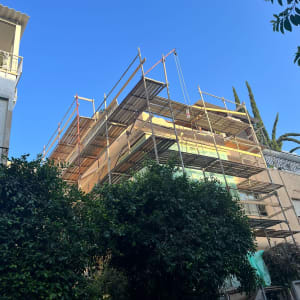 פיגומים גבוהים סביב בניין בבנייה