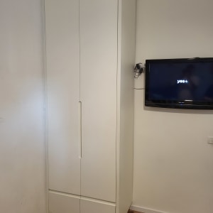 ארון עץ לבן עם דלתות סגורות