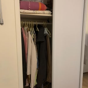 ארון בגדים עם מדף בגדים תלויים