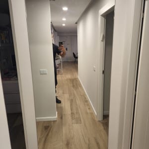 מראה גדולה על קיר במסדרון מואר