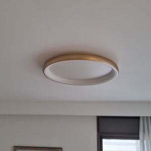 תאורה עגולה מותקנת על תקרה לבנה