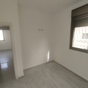 קירות לבנים צבועים בחדר ריק עם חלון