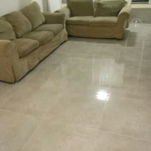 רצפת אריחים חדשה ומבריקה בחדר מגורים