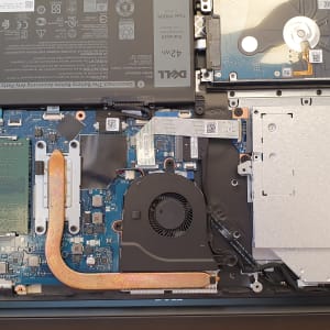 לוח אם של מחשב נייד עם רכיבים פנימיים גלויים