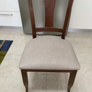 כיסא עץ עם ריפוד בד בהיר