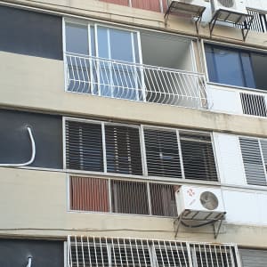 מסגרות מתכת על חלונות ומרפסות בבניין