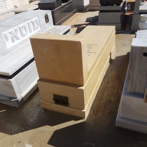 מצבות בבית קברות עם כיתוב בעברית