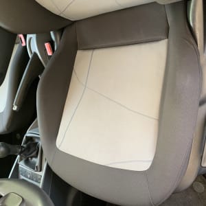 מושב רכב עם ריפוד אפור ונקי
