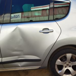 מכונית עם פגיעה בדלת האחורית
