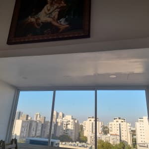 קיר גבס עם חלון גדול ונוף עירוני