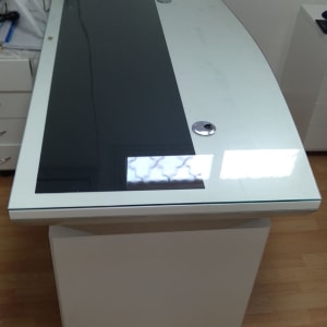 שולחן עם משטח זכוכית כהה ולבן