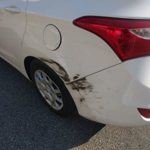 נזק שריטות על פגוש אחורי של רכב לבן