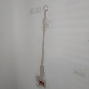 קיר עם תיקון טיח לקראת צביעה