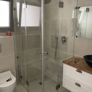 מקלחון זכוכית עם ראש מקלחת עגול וידית מתכת