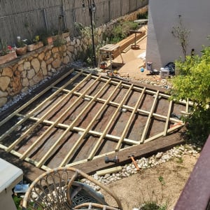 מסגרת עץ לבניית דק בגינה עם כלים