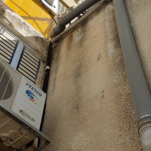 צינורות פלסטיק מותקנים על קיר חיצוני