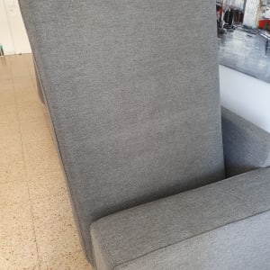 ספה אפורה עם ריפוד בד על רצפת אריחים