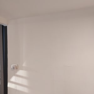 שקעי חשמל על קיר לבן עם סדק