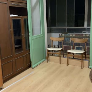 רצפת פרקט עץ בהירה בחדר עם דלת ירוקה