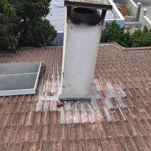 ארובה על גג רעפים עם לוח סולארי