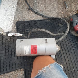 כלי עבודה חשמלי עם כבל על משטח גומי