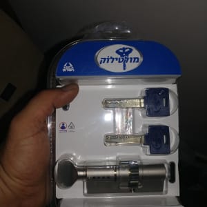 מנעול צילינדר עם שני מפתחות באריזה