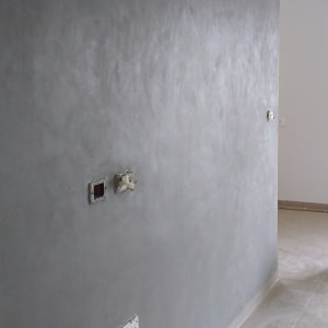 קיר צבוע בגוון אפור עם שקעים חשמליים