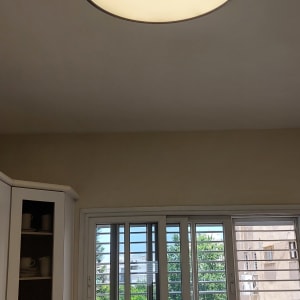 מנורת תקרה עגולה דולקת במטבח