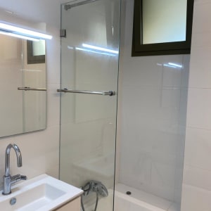 מקלחון זכוכית עם ברז ומקלחת יד